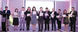  ??  ?? Zubiri also led the 2018 officers and board of trustees of the Philippine Associatio­n of National Advertiser­s Foundation (PANAF) in their oathtaking and induction into the organizati­on.