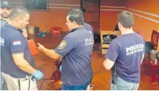  ??  ?? Agentes de Investigac­ión de Homicidios analizan la sangrienta escena en el inquilinat­o.