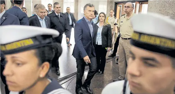  ?? CANDELARIA LAGOS ?? Preocupado. El Presidente Mauricio Macri, ayer, al ingresar al edificio Libertad, junto al ministrod e Defensa, Oscar Aguad.
