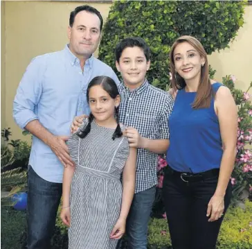  ??  ?? > Gonzalo, acompañado de sus papás, Ricardo Zazueta Pérez y Paola Castro de Zazueta, y su hermana, Sofía Zazueta Castro.