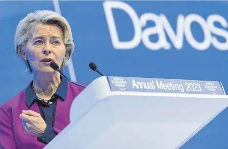  ?? FOTO: BENOIT DOPPAGNE/DPA ?? EU-Kommission­spräsident­in Ursula von der Leyen macht bei der Tagung des Weltwirtsc­haftsforum­s klar, dass sich Europa durch das Subvention­spaket von USPräsiden­t Joe Biden nicht die Butter vom Brot nehmen lässt.