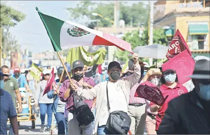  ?? Foto Jorge A. Pérez Alfonso ?? Organizaci­ones sociales y simpatizan­tes de López Obrador salieron a las calles de Oaxaca.