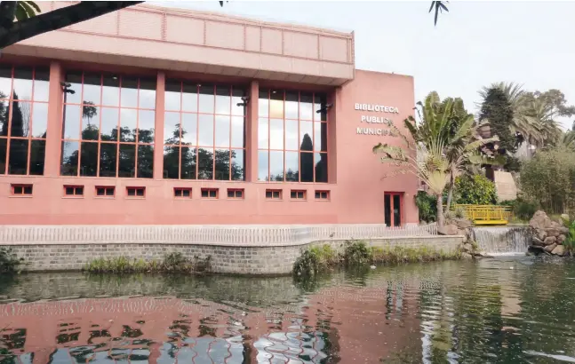  ?? Fotos: Wiltrud Schwetje ?? Die öffentlich­e Bibliothek von Benalmáden­a ist in den Stadtpark Las Palomas integriert.