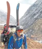  ??  ?? Oft viele Kilometer weit muss Florian Trittler (links) seine Ski im Himalaja tragen, bevor er in die Schneeregi­on kommt. Vor Ort zeigt eine Ehrenamtli­che den Nepalesen die Tricks des Winterspor­ts – einer von ihnen ist der Mittelbibe­racher.