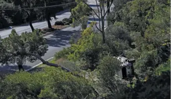  ?? GETTY IMAGES ?? Tiger Woods’ SUV lies on its side after a Tuesday crash in Rancho Palos Verdes, California.