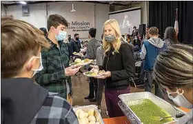  ?? ?? Volunteers serve the Thanksgivi­ng meal at The Mission at Kern County.