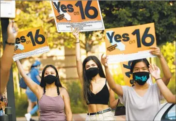  ?? Carolyn Cole Los Angeles Times ?? STUDENTS RALLY last week at UCLA to support Propositio­n 16, which would overturn California’s ban on aff irmative action. That ban, Propositio­n 209, was approved under Republican Gov. Pete Wilson in 1996.