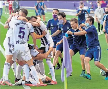  ??  ?? Los jugadores del Real Valladolid celebraron el tanto de Joaquín como el de la permanenci­a.