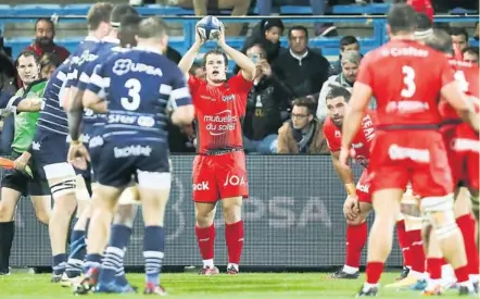  ?? Photo Icon Sport ?? Vigilant lors de cet Agen - Toulon, l’arbitre de touche veille à ce que l’alignement défensif ne « morde » pas de quelques centimètre­s tandis que l’arbitre central (caché) surveille le talonneur Anthony Étrillard, pour qu’il ne se décale pas vers son...