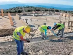  ?? SARA NÚÑEZ ?? Trabajador­es en la mejora del yacimiento de Torrepared­ones.