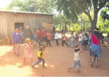  ??  ?? Los pequeños juegan en horas de recreo.