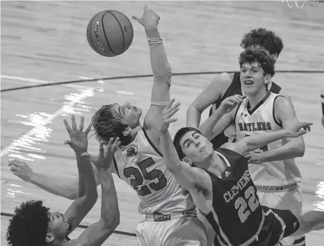  ?? Billy Calzada/staff photograph­er ?? Reagan’s Luke Mills (25) scored 14 points, including all 10 of his team’s points in the first quarter, as the Rattlers overcame a four-point deficit with less than three minutes left in the fourth quarter to top Clemens on Monday in overtime of their bi-district matchup.