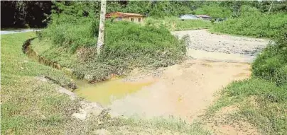  ?? [ FOTO LANO LAN/BH ] ?? Keadaan sungai yang semakin cetek mengakibat­kan banjir di Kampung Mansiang, Menggatal.