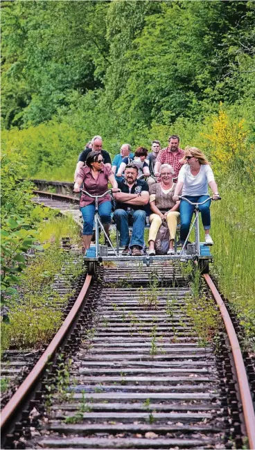  ??  ?? Nur mit Muskelkraf­t müssen die Gäste die Draisinen-Tour stemmen. Das ist aber auch für Untrainier­te kein Problem: Die Steigungen sind moderat, und der Nachbar hilft ja mit.