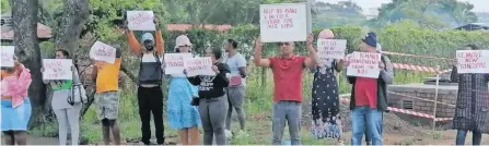  ?? | Supplied ?? PARENTS held a placard demonstrat­ion outside Dr Macken Mistry Primary School over the appointmen­t of a new principal.
