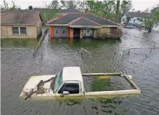  ?? FOTOS: AFP ?? New Orleans heute und damals: Das Foto oben zeigt ein verwaistes Haus, das Foto unten die Überflutun­g von 2005.