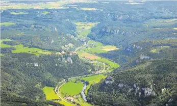  ?? FOTO: SEBASTIAN MUSOLF ?? Die Obere Donau, hier bei Hausen im Tal im Landkreis Sigmaringe­n, wird als Urlaubsreg­ion immer beliebter – und wird jetzt vom Schwäbisch­en Heimatbund als Kulturland­schaft 2018 ausgezeich­net.