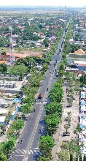  ?? DRONE JAWA POS RADAR BROMO ?? BUTUH PERBAIKAN: Jalan Pantura yang tampak bergelomba­ng di Kraksaan dipotret dari ketinggian.