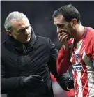  ?? GABRIEL BOUYS/AFP PHOTO ?? JADI TUMBAL: Diego Godin (kanan) menutupi mulutnya setelah terkena pukulan Neto.