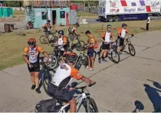  ??  ?? La renovada costanera de Hudson, con estacionam­iento, guardavida­s y food trucks, fue una sorpresa para los bikers. Los puentes de troncos estuvieron a la orden del día.