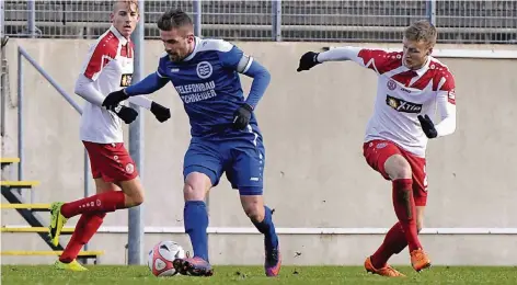  ?? FOTO: BENEFOTO ?? Der zwischenze­itliche Ausgleich von Turu-Spielführe­r Saban Ferati (m.) reicht am Ende nicht zum Halbfinale­inzug.