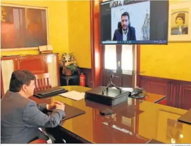  ?? H. INFORMACIÓ­N ?? El alcalde, Gabriel Cruz, durante su participac­ión en el foro virtual, con el analista Pablo Gimeno en pantalla.