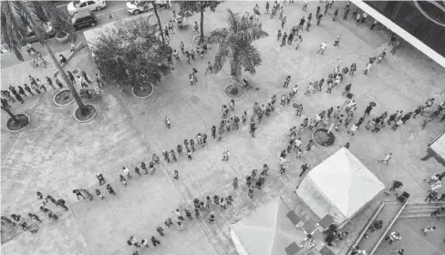  ?? FOTO: EFE ?? > Filas de personas para recibir la vacuna contra la covid-19 en la ciudad de Duque de Caxias (Brasil).