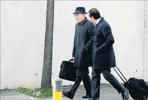  ?? CHEMA MOYA / EFE ?? José Manuel Fernández Norniella entrando ayer a la Audiencia Nacional en San Fernando de Henares con su abogado