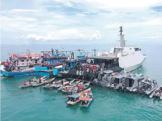  ?? AFP ?? En Indonesia, autoridade­s sanitarias llevaron las vacunas al mar para pesqueros