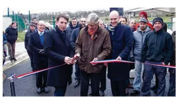  ??  ?? Les élus, dont Jacques Bellier, maire de Jouy-en-josas (au centre), inaugurent officielle­ment la structure.