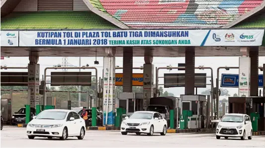  ??  ?? Hidden benefit: Banners notifying motorists of the service halt at the Batu Tiga and Sg Rasau toll plazas were hung on the opposite side of the road, away from the view of motorists.