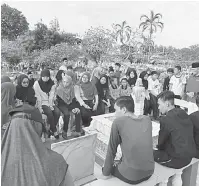  ??  ?? TIDAK DILUPAKAN: Bacaan doa tahlil di tanah perkuburan Sungai Baong anjuran BKAY baru-baru ini.