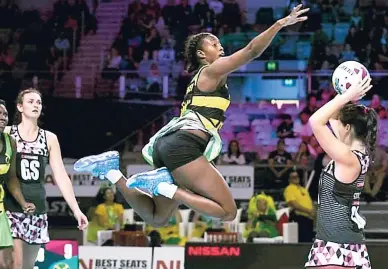  ??  ?? CONTRIBUTE­D National defender Stacian Facey (centre) attempts to block a shot during Jamaica’s Fast5 Netball World Series game against New Zealand recently.The Jamaicans won the game 30-23.