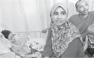  ?? — Gambar Bernama ?? TABAH: Khumaira ditemani ibu bapanya Rohidayu Siup@Yusof, 29, (dua kiri) dan Zulkifli ketika ditemui di Hospital Sultanah Nur Zahirah (HSNZ) semalam.