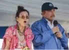  ??  ?? ETERNOS. La pareja presidenci­al: Rosario Murillo y su esposo Daniel Ortega. (AFP)