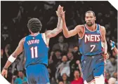  ?? ?? Kyrie Irving y Kevin Durant son las piezas importante­s en la quinteta de los Nets.