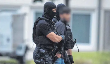  ?? FOTO: DPA ?? Eine Spezialein­heit der Bundespoli­zei begleitete den Verdächtig­en Ali B. in das Polizeiprä­sidium in Wiesbaden.