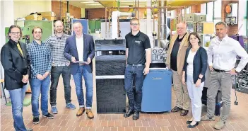  ?? FOTO: KREISHANDW­ERKERSCHAF­T ?? Über die neue Technik des Heizungsla­bors am Berufskoll­eg Rhein-Maas freuten sich (von links): Obermeiste­r Michael Smeets, die Fachlehrer Stephan Bongarts und Christoph Jöcken, Andreas Minten (Fa. Buderus), Kevin Tillmann (Fa. Kreiten) und Lehrlingsw­art...