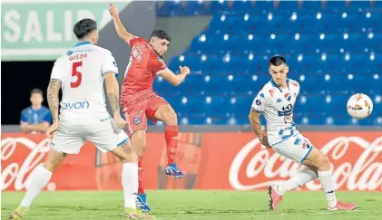  ?? AFP ?? Doblete de Maxi Romero. Este es el primero, de zurda. Lleva 5 goles en los últimos 3 partidos.