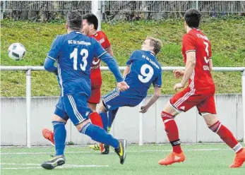  ?? FOTO: HKB ?? Der SC 04 Tuttlingen (blau) bekommt es am Sonntag mit dem Tabellenfü­hrer TSG Tübingen zu tun. Auf die Donaustädt­er, hier Cem Gürsoy und Lukas Klüppel (von links) beim 1:1 gegen den FC Rottenburg, wird viel Abwehrarbe­it zukommen.