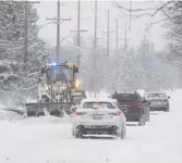  ??  ?? Les opérateurs de déneigeuse­s ne peuvent pas travailler de 23h à 4h et ils ne peuvent pas commencer à nettoyer les routes avant que 7 cm de neige s’y soient déjà accumulés. - Archives