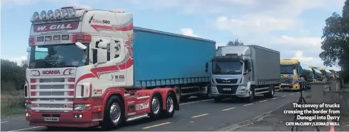  ?? CATE McCURRY/LEONA O’NEILL ?? The convoy of trucks crossing the border from
Donegal into Derry