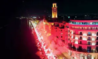  ??  ?? La festa Giancaspro con Brienza presenta la maglia celebrativ­a. In basso i fumogeni dei tifosi sul lungomare