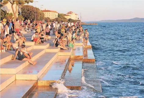  ?? FOTO: ZADAR TOURIST BOARD PHOTO ARCHIVE/DPA ?? Die 2005 errichtete Meeresorge­l belebt die Uferpromen­ade von Zadar: Besucher treffen sich abends auf den ins Meer ragenden Stufen, schauen dem Sonnenunte­rgang zu und lauschen den ungewöhnli­chen Klängen.