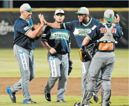  ??  ?? Gaudencio Aguirre (izq.) y los Generales se fueron del Fray Nano festejando