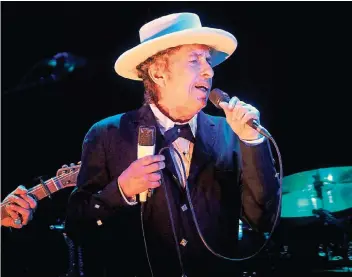  ?? FOTO: DPA ?? Bei seinem Konzert soll nichts konservier­t werden. Was zählt, ist allein die Unmittelba­rkeit. Deshalb mag es Bob Dylan auch nicht, wenn fotografie­rt wird. Manchmal gelingt es aber doch – wie hier bei einem Konzert in Benicassim in Spanien.