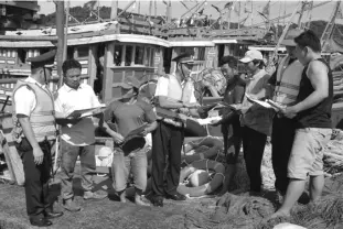  ??  ?? Police from the Coast Guard Zone 1 explain regulation­s in the common fishing grounds in the Tonkin Gulf for fishermen on Coâ Toâ Island. —VNA/VNS Photo Vieát Toân