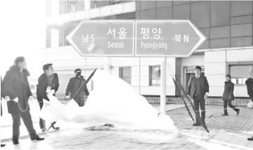  ?? — AFP photo ?? South and North Korean officials unveil a direction signboard for Seoul and Pyongyang during a groundbrea­king ceremony.