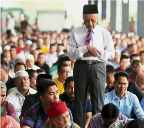 ?? — AZMAN GHANI / The Star ?? Performing his prayers: Dr Mahathir going through his ‘solat sunat’ before the Friday prayers at the National Mosque in Kuala Lumpur.