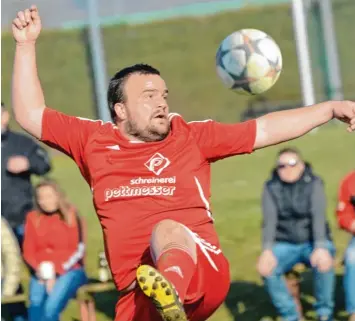  ?? Foto: Xaver Habermeier ?? Alles im Blick: Oberhausen­s Goalgetter Philipp Kugler sorgte mit seinem „Doppelpack“gegen die TSG Untermaxfe­ld II dafür, dass die drei Punkte in der Heimat blieben.